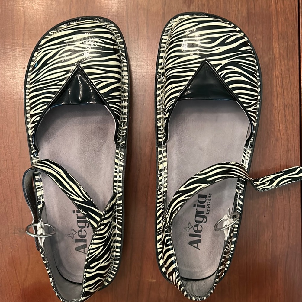 Algeria zebra striped shoe